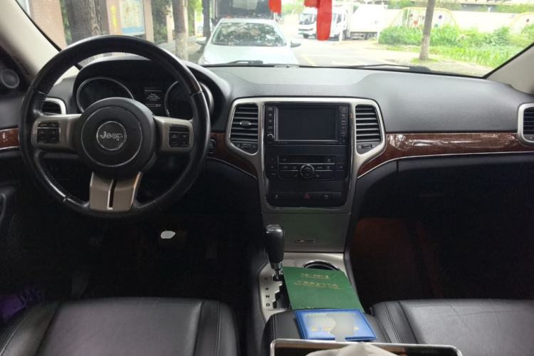 Used Jeep Grand Cherokee 2013 3.6L Comfort Navigation Edition Center Console