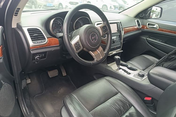 Used Jeep Grand Cherokee 2013 3.6L Comfort Navigation Edition Center Console