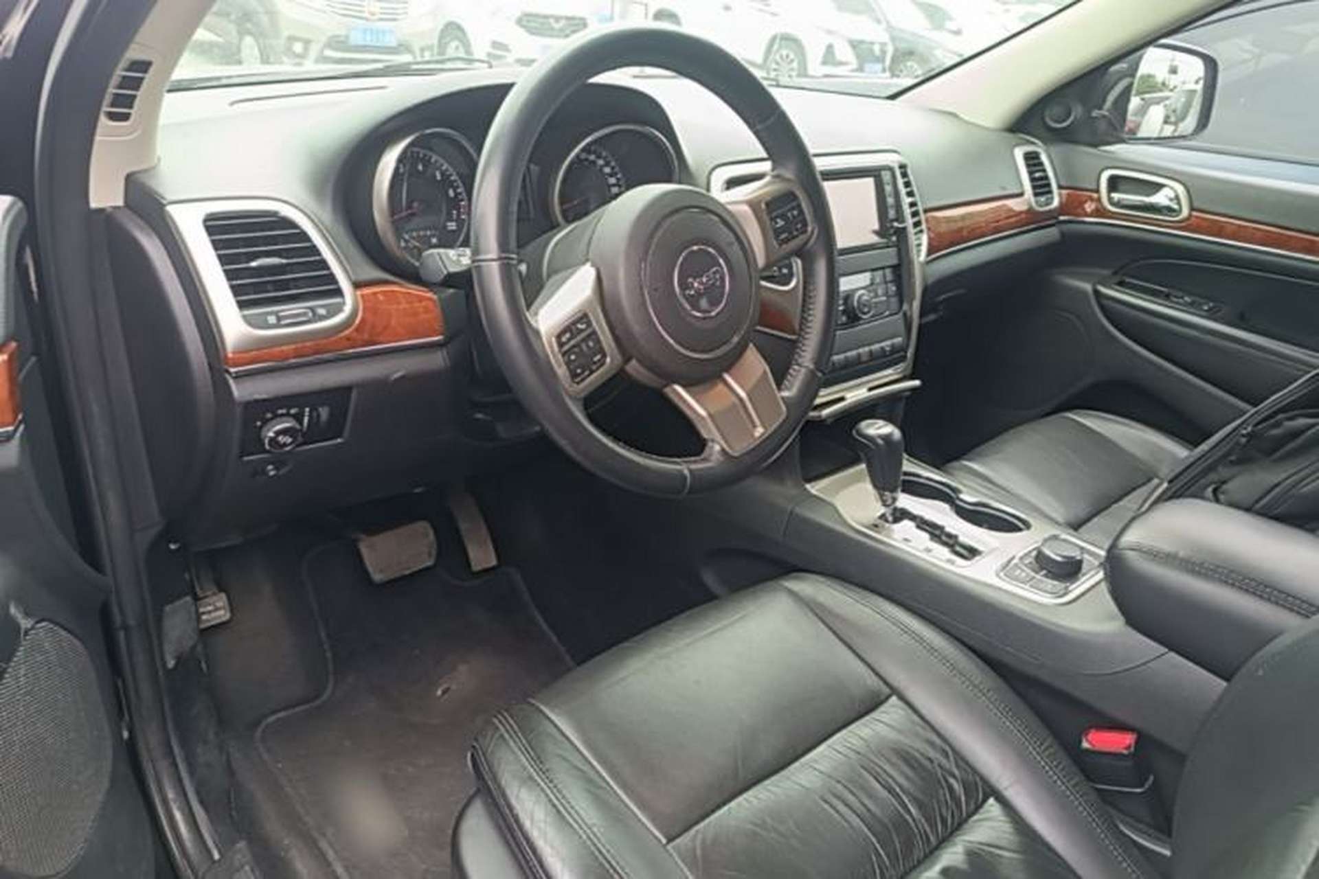 Used Jeep Grand Cherokee 2013 3.6L Comfort Navigation Edition Center Console