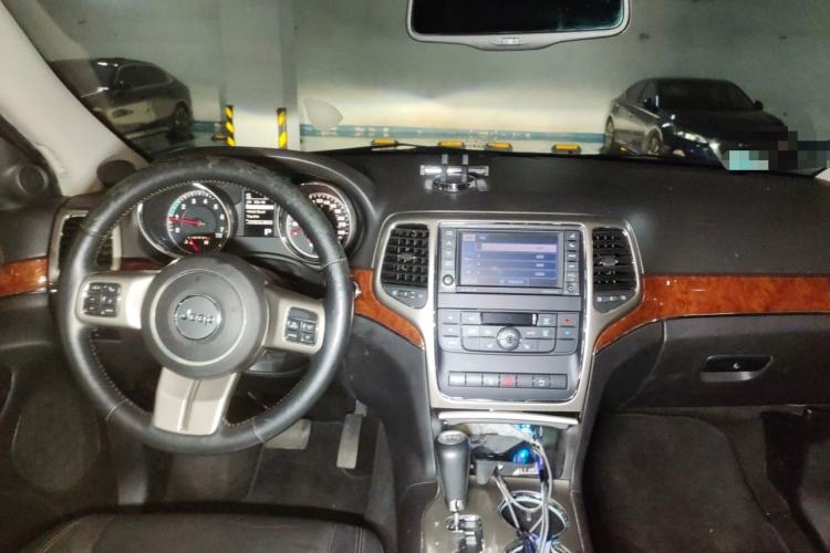 Used Jeep Grand Cherokee 2013 3.6L Luxury Navigation Edition Center Console