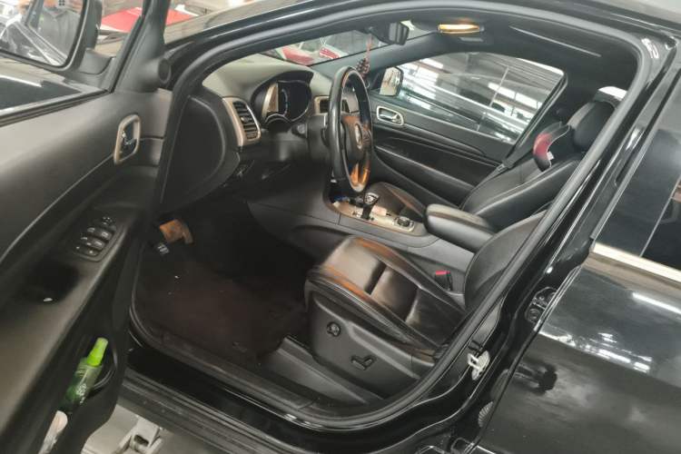 Used Jeep Grand Cherokee 2013 3.6L Comfort Edition Driver Seat