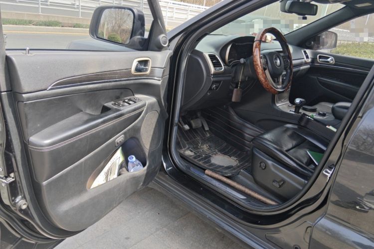 Used Jeep Grand Cherokee 2013 3.6L Luxury Navigation Edition Driver Seat