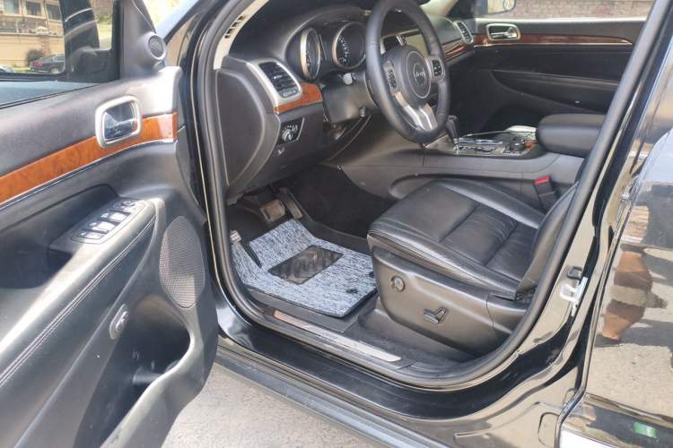 Used Jeep Grand Cherokee 2013 3.6L Comfort Edition Driver Seat