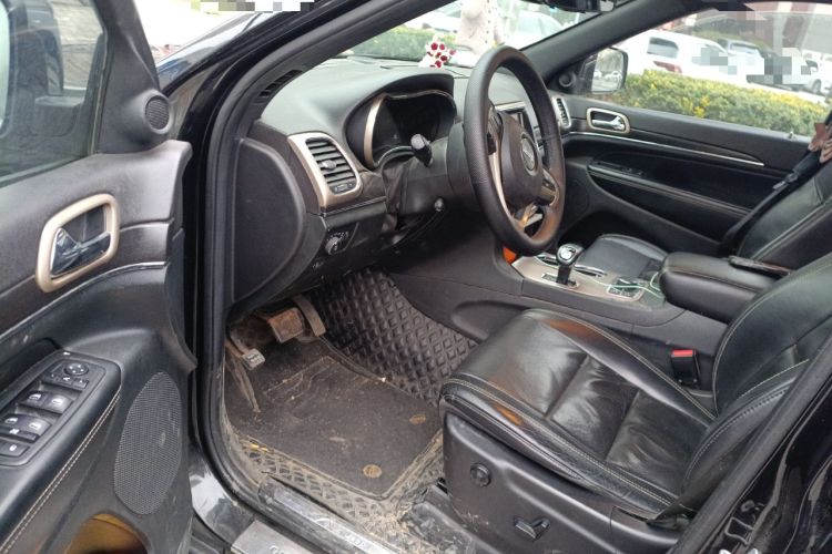 Used Jeep Grand Cherokee 2013 3.6L Luxury Navigation Edition Driver Seat