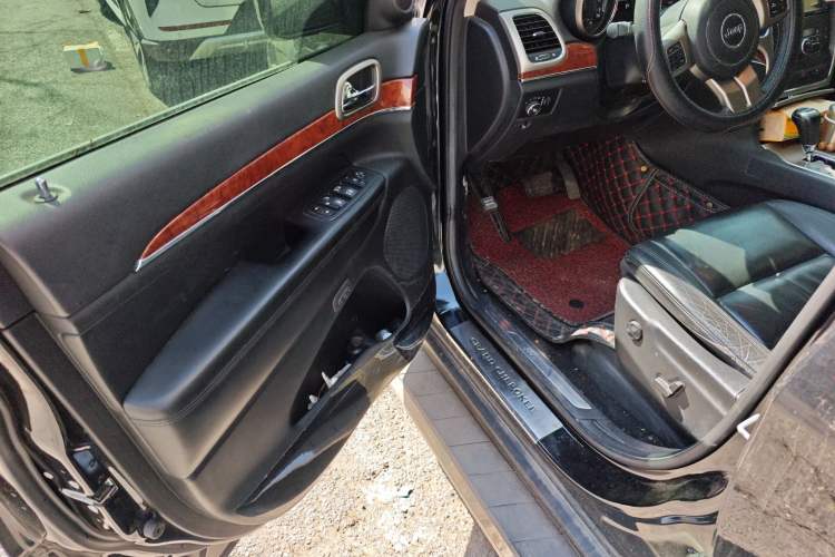 Used Jeep Grand Cherokee 2013 3.6L Comfort Navigation Edition Driver Seat