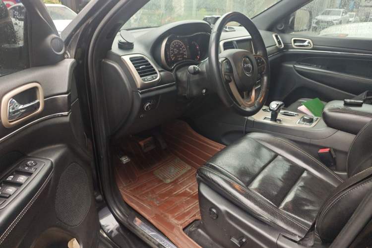 Used Jeep Grand Cherokee 2013 3.6L Luxury Navigation Edition Driver Seat