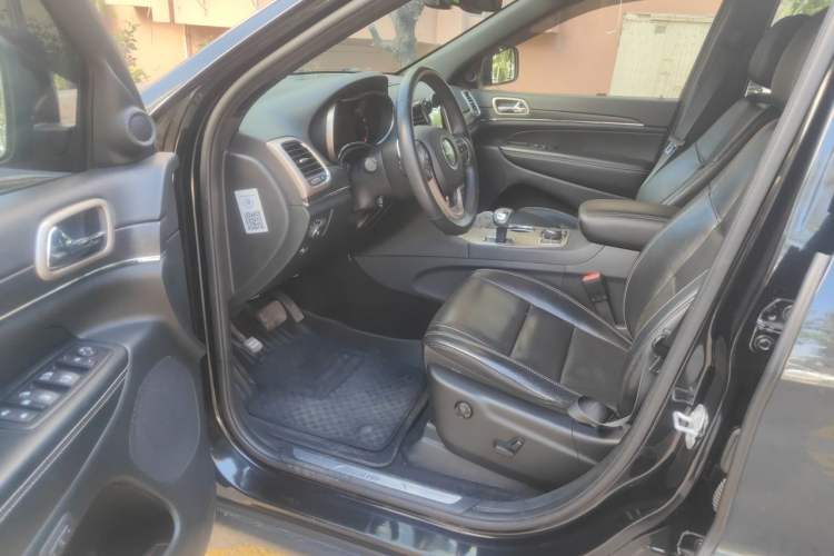 Used Jeep Grand Cherokee 2013 3.6L Luxury Navigation Edition Driver Seat