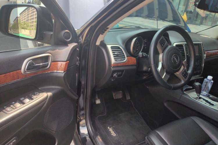 Used Jeep Grand Cherokee 2013 3.6L Comfort Navigation Edition Driver Seat