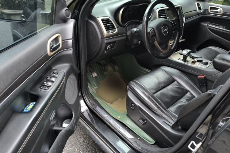 Used Jeep Grand Cherokee 2013 3.6L Luxury Navigation Edition Driver Seat