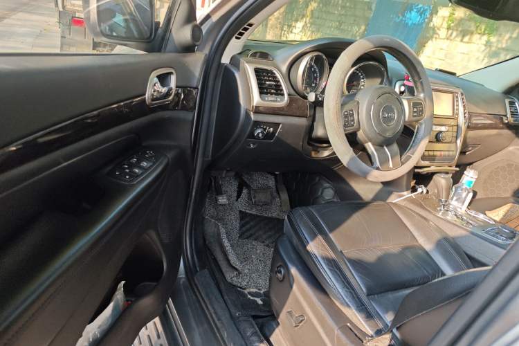 Used Jeep Grand Cherokee 2013 3.6L Comfort Edition Driver Seat