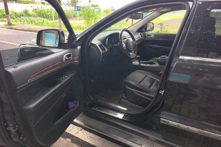 Used Jeep Grand Cherokee 2013 3.6L Comfort Navigation Edition Driver Seat