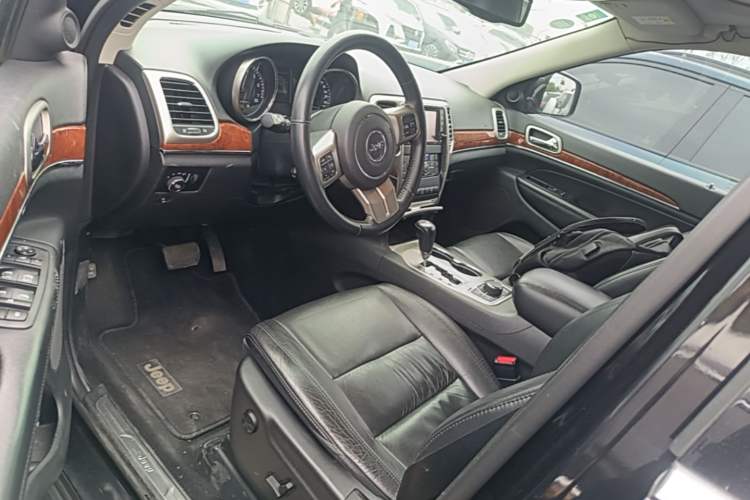 Used Jeep Grand Cherokee 2013 3.6L Comfort Navigation Edition Driver Seat
