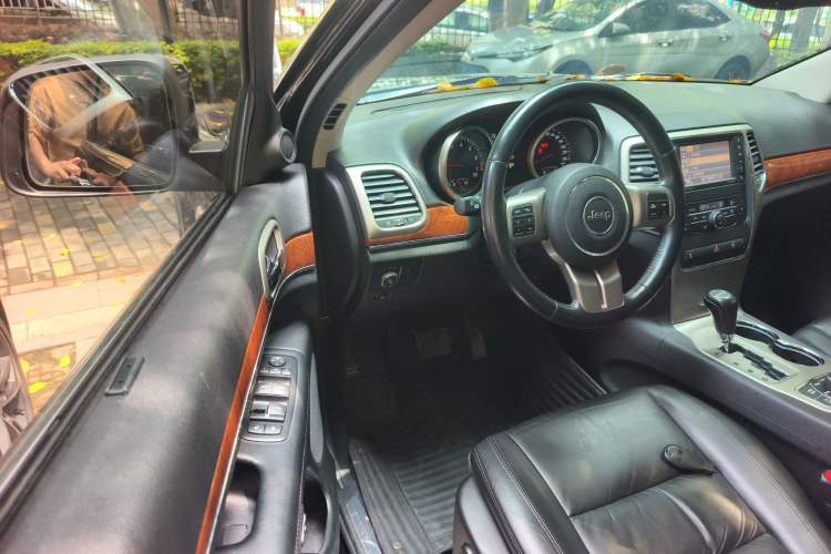 Used Jeep Grand Cherokee 2013 3.6L Comfort Navigation Edition Driver Seat