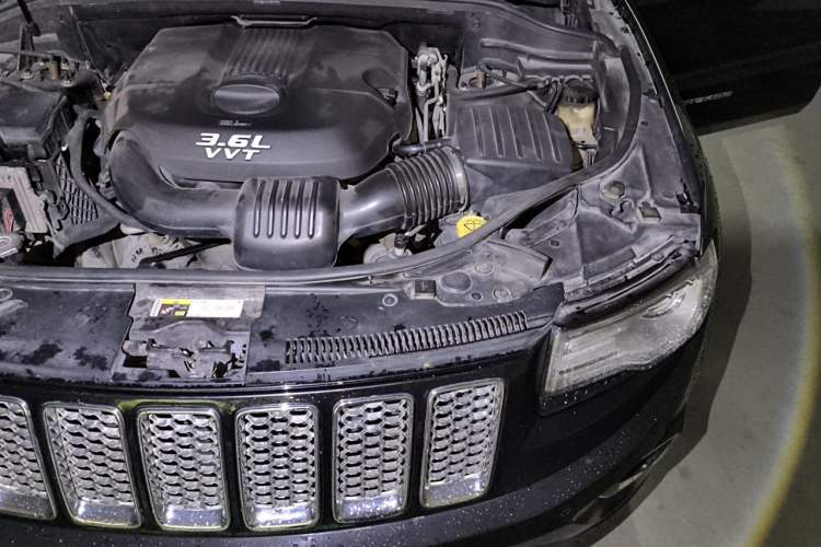 Used Jeep Grand Cherokee 2013 3.6L Luxury Navigation Edition Engine Bay Left