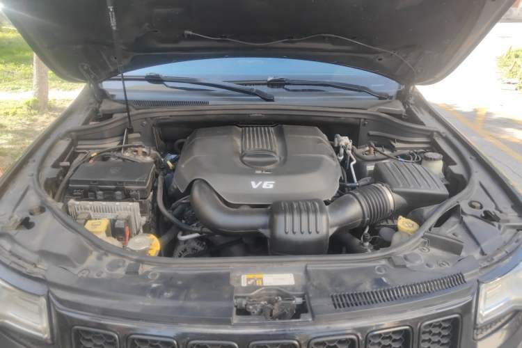 Used Jeep Grand Cherokee 2013 3.6L Luxury Navigation Edition Engine Bay
