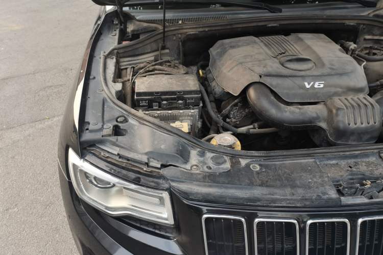 Used Jeep Grand Cherokee 2013 3.6L Comfort Navigation Edition Engine Bay Right