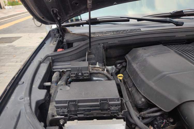 Used Jeep Grand Cherokee 2013 3.6L Comfort Navigation Edition Engine Bay Right