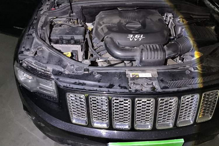 Used Jeep Grand Cherokee 2013 3.6L Luxury Navigation Edition Engine Bay Right