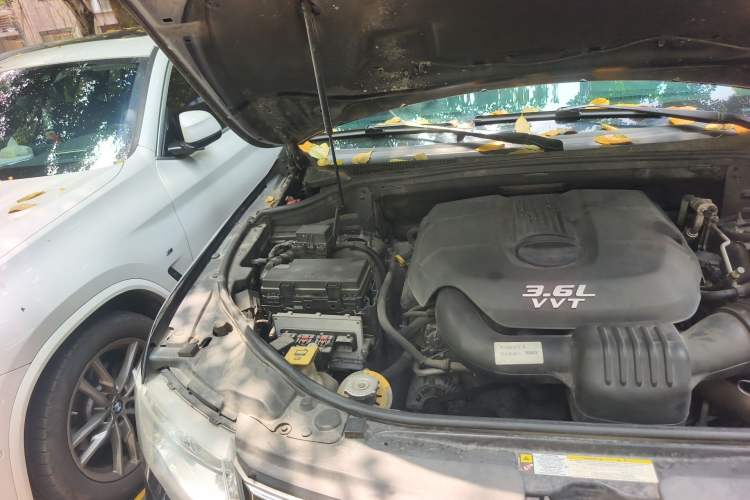Used Jeep Grand Cherokee 2013 3.6L Comfort Navigation Edition Engine Bay Right