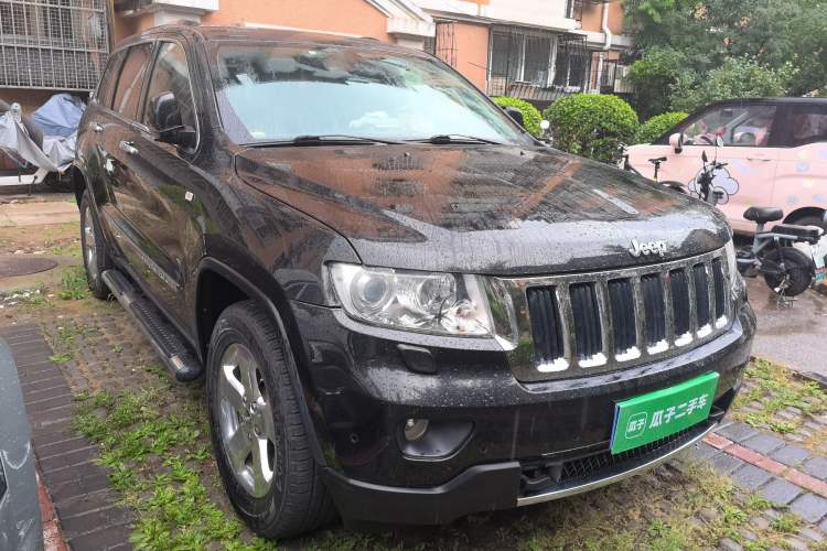 Used Jeep Grand Cherokee 2013 3.6L Luxury Navigation Edition Front Right 45 Deg