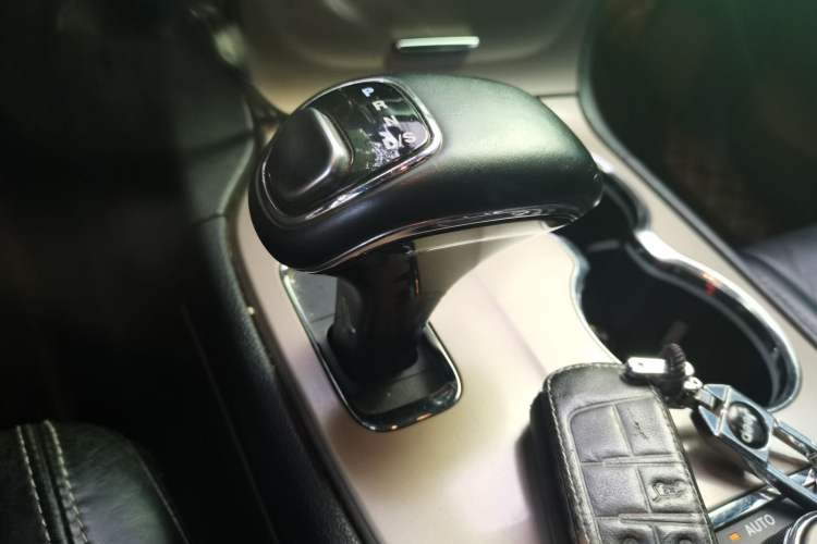 Used Jeep Grand Cherokee 2013 3.6L Comfort Navigation Edition Gear Lever