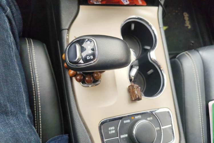 Used Jeep Grand Cherokee 2013 3.6L Comfort Edition Gear Lever
