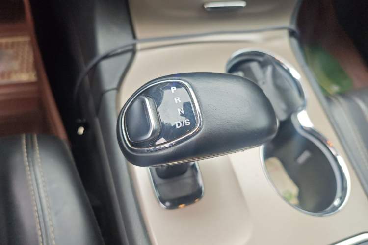 Used Jeep Grand Cherokee 2013 3.6L Luxury Navigation Edition Gear Lever