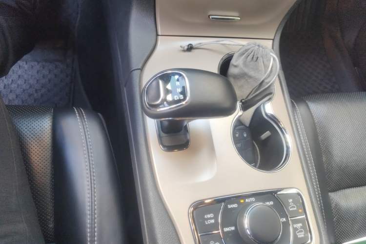 Used Jeep Grand Cherokee 2013 3.6L Luxury Navigation Edition Gear Lever