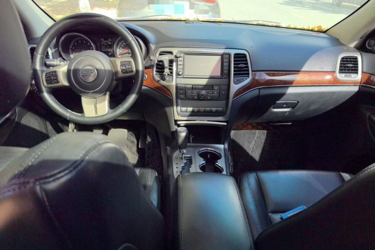 Used Jeep Grand Cherokee 2013 3.6L Luxury Navigation Edition Interior 2