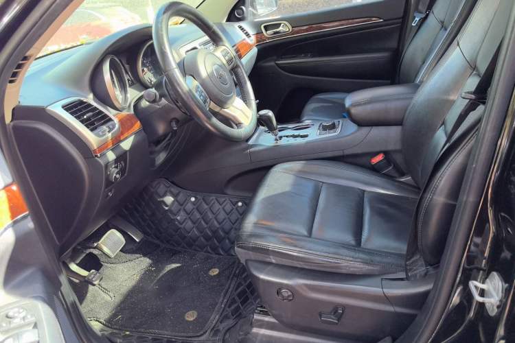 Used Jeep Grand Cherokee 2013 3.6L Luxury Navigation Edition Interior 3