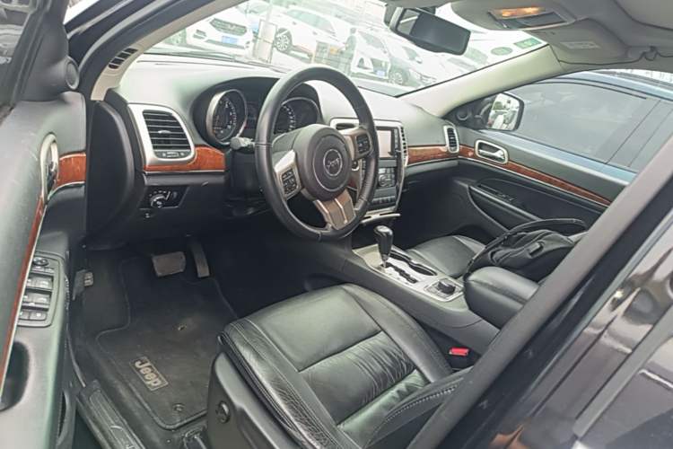 Used Jeep Grand Cherokee 2013 3.6L Comfort Navigation Edition Left Front Seat