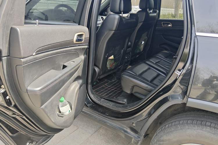 Used Jeep Grand Cherokee 2013 3.6L Luxury Navigation Edition Left Rear Seat