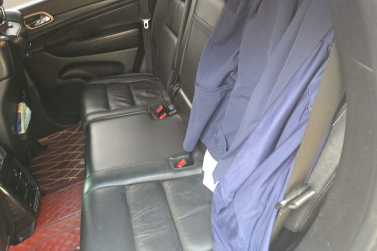 Used Jeep Grand Cherokee 2013 3.6L Comfort Edition Left Rear Seat