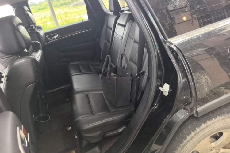 Used Jeep Grand Cherokee 2013 3.6L Comfort Navigation Edition Left Rear Seat