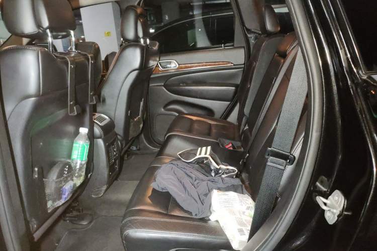 Used Jeep Grand Cherokee 2013 3.6L Luxury Navigation Edition Left Rear Seat