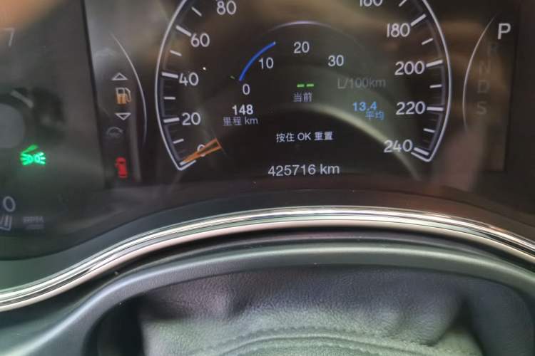 Used Jeep Grand Cherokee 2013 3.6L Comfort Navigation Edition Odometer Close Up