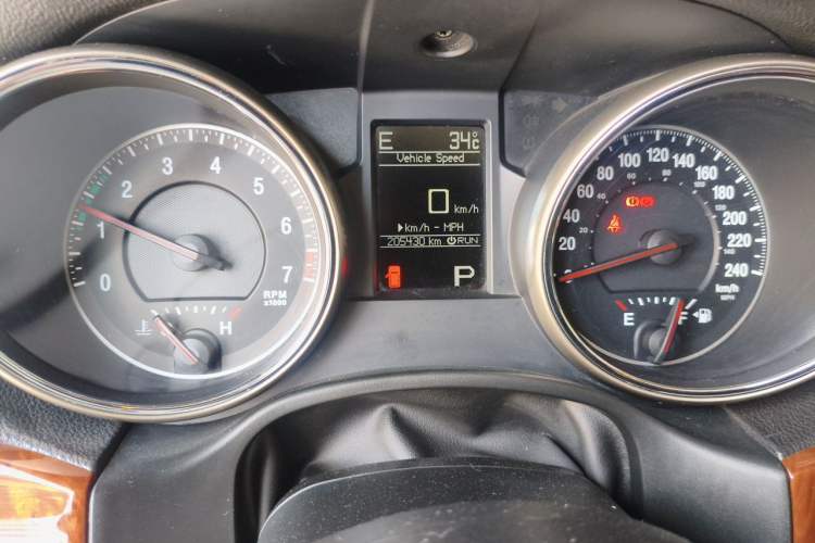 Used Jeep Grand Cherokee 2013 3.6L Comfort Edition Odometer Close Up