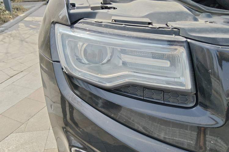 Used Jeep Grand Cherokee 2013 3.6L Luxury Navigation Edition Right Front Headlight