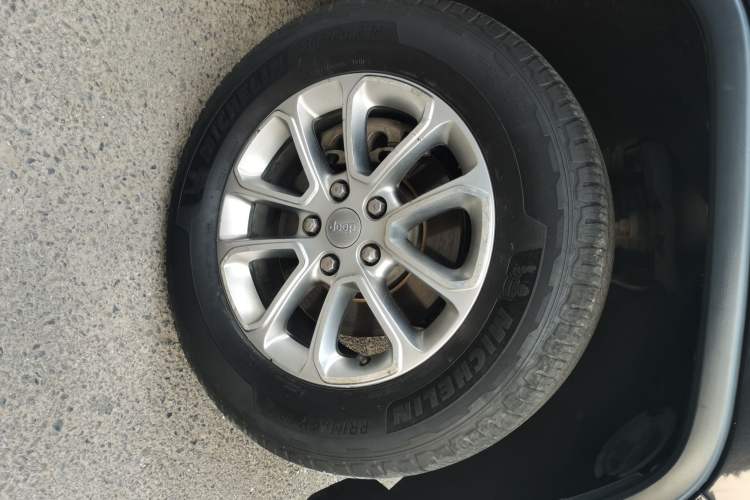 Used Jeep Grand Cherokee 2013 3.6L Comfort Navigation Edition Right Front Wheel Hub