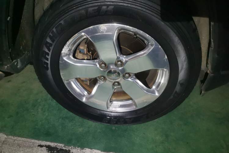 Used Jeep Grand Cherokee 2013 3.6L Comfort Edition Right Front Wheel Hub