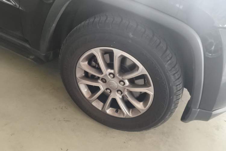 Used Jeep Grand Cherokee 2013 3.6L Comfort Edition Right Front Wheel Hub