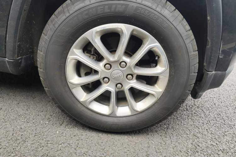 Used Jeep Grand Cherokee 2013 3.6L Comfort Edition Right Front Wheel Hub