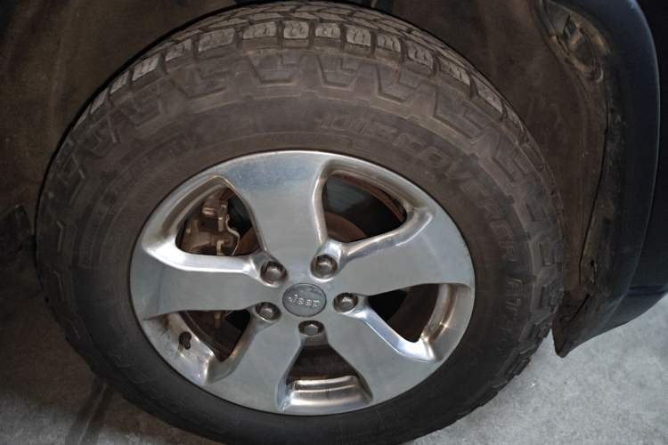 Used Jeep Grand Cherokee 2013 3.6L Comfort Edition Right Front Wheel Hub