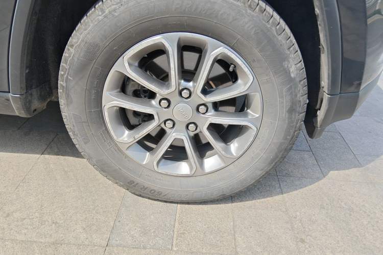 Used Jeep Grand Cherokee 2013 3.6L Luxury Navigation Edition Right Front Wheel Hub