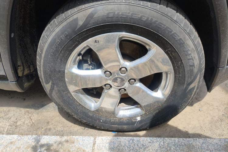 Used Jeep Grand Cherokee 2013 3.6L Comfort Edition Right Front Wheel Hub