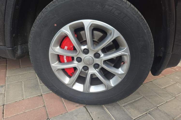 Used Jeep Grand Cherokee 2013 3.6L Comfort Edition Right Front Wheel Hub
