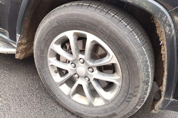 Used Jeep Grand Cherokee 2013 3.6L Luxury Navigation Edition Right Front Wheel Hub