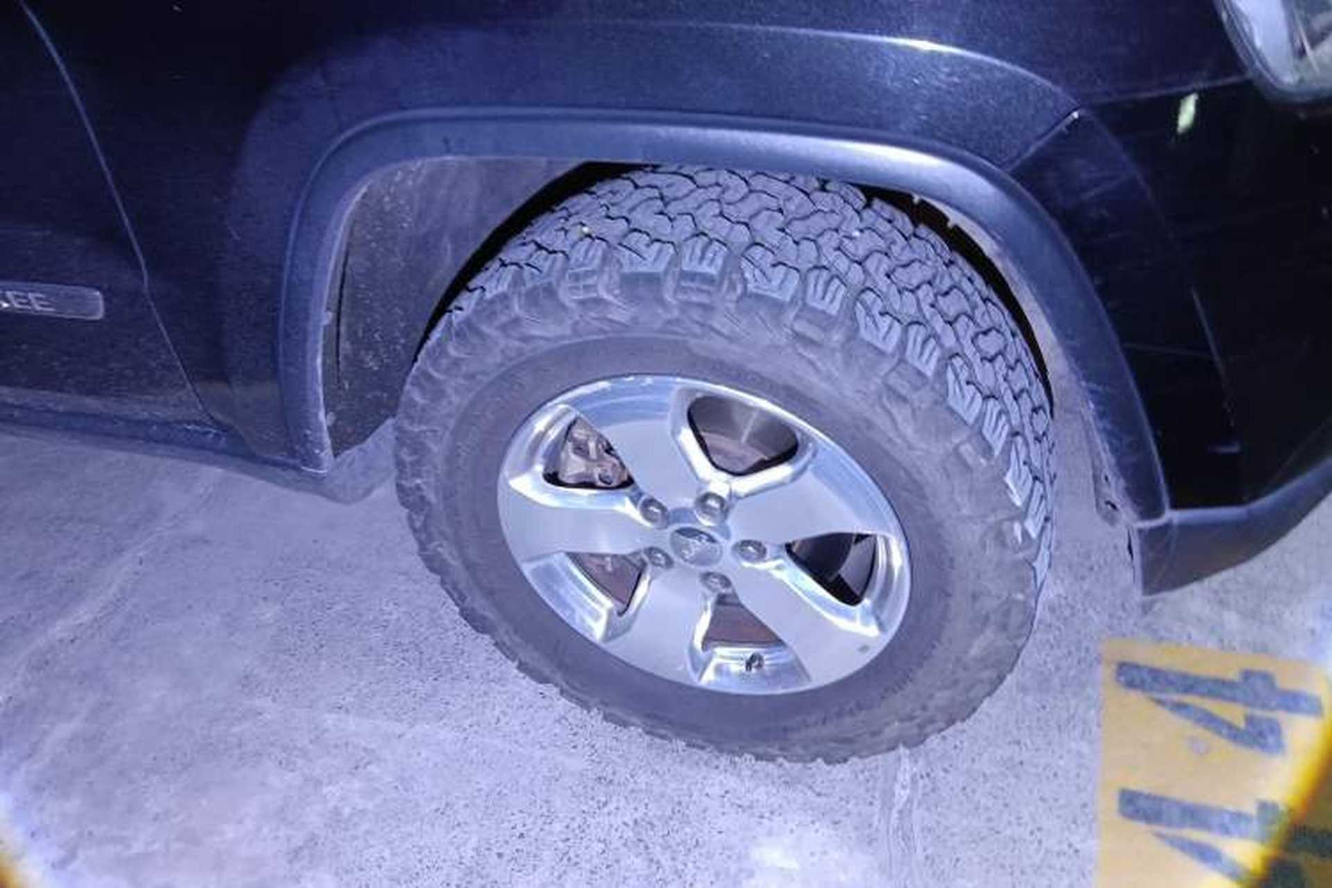 Used Jeep Grand Cherokee 2013 3.6L Comfort Edition Right Front Wheel Hub