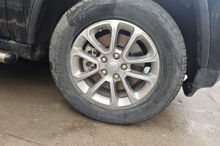 Used Jeep Grand Cherokee 2013 3.6L Luxury Navigation Edition Right Front Wheel Hub