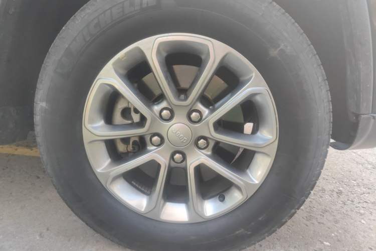 Used Jeep Grand Cherokee 2013 3.6L Luxury Navigation Edition Right Front Wheel Hub